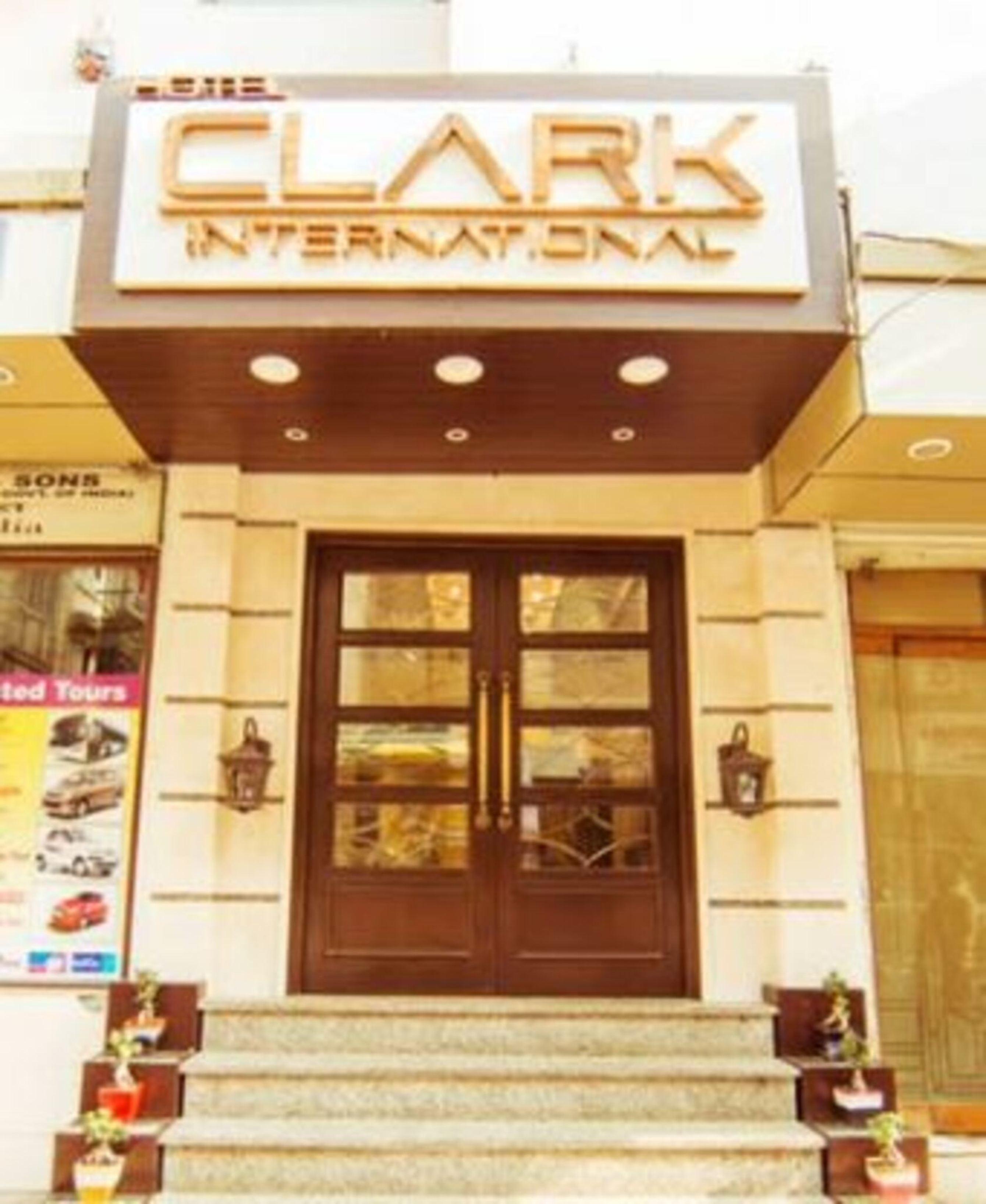 Отель Clark International Дели Экстерьер фото